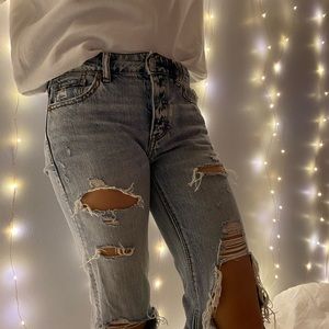 AMERICAN EAGLE RIPPED JEANS